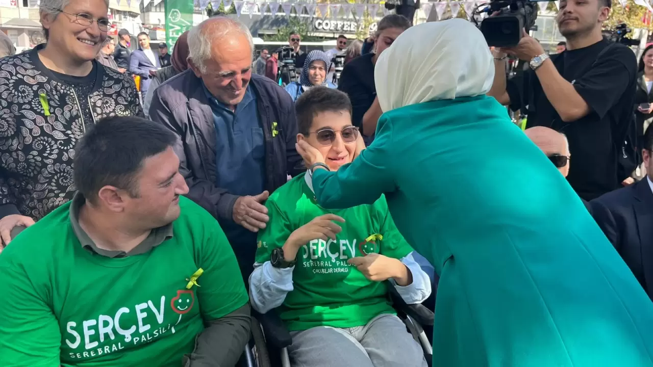 Aile ve Sosyal Hizmetler Bakanı Mahinur Özdemir Göktaş engelli vatandaşlarla birlikte