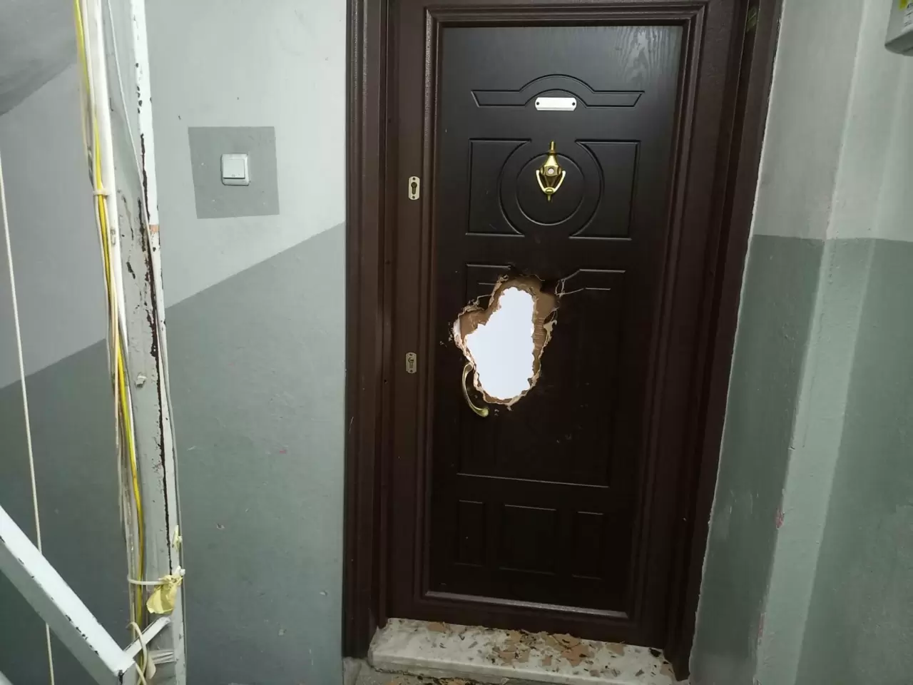 Komşusunun kapısını deldi