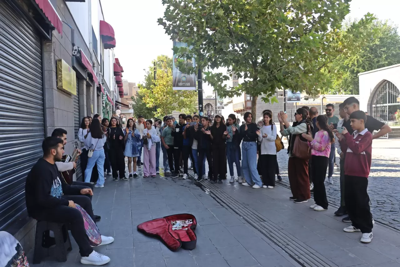 diyarbakır'da sokak sanatçısı