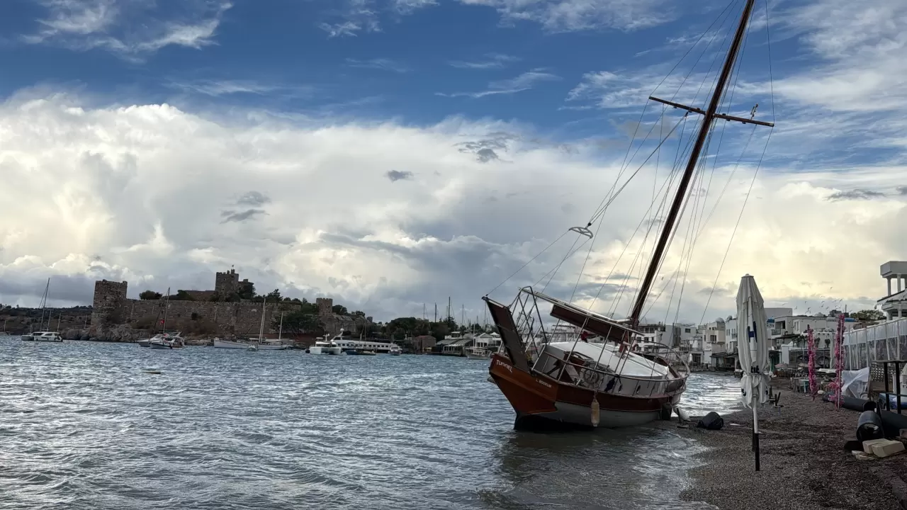  2,5 milyon TL'lik yelkenli karaya oturdu