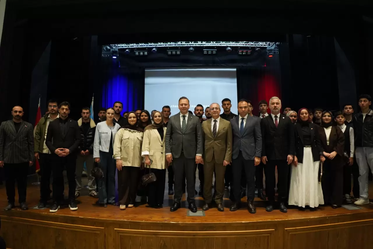 MHP’ye katılan 300 ülkücü gence rozetleri takıldı