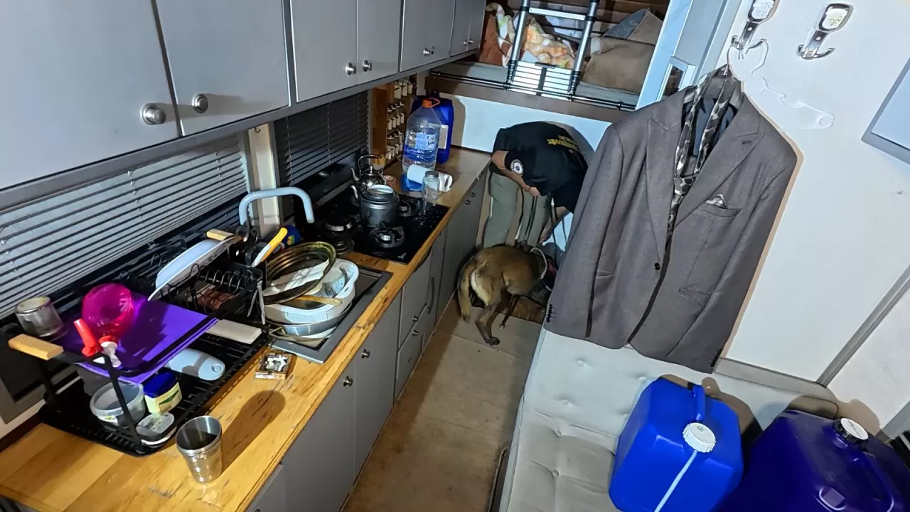 narkotik köpeği karavanda arama yaptı