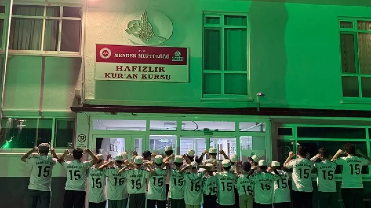 Arda Güler imzalı forma giymiş hafızlık öğrencileri