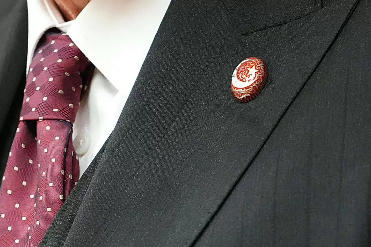 mhp lideri devlet bahçeli'nin rozeti