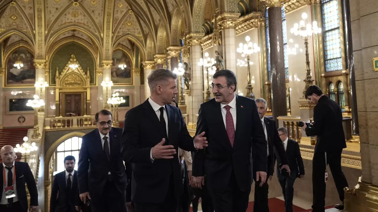 Cumhurbaşkanı Yardımcısı Cevdet Yılmaz, Macaristan Başbakanı Peter Magyar
