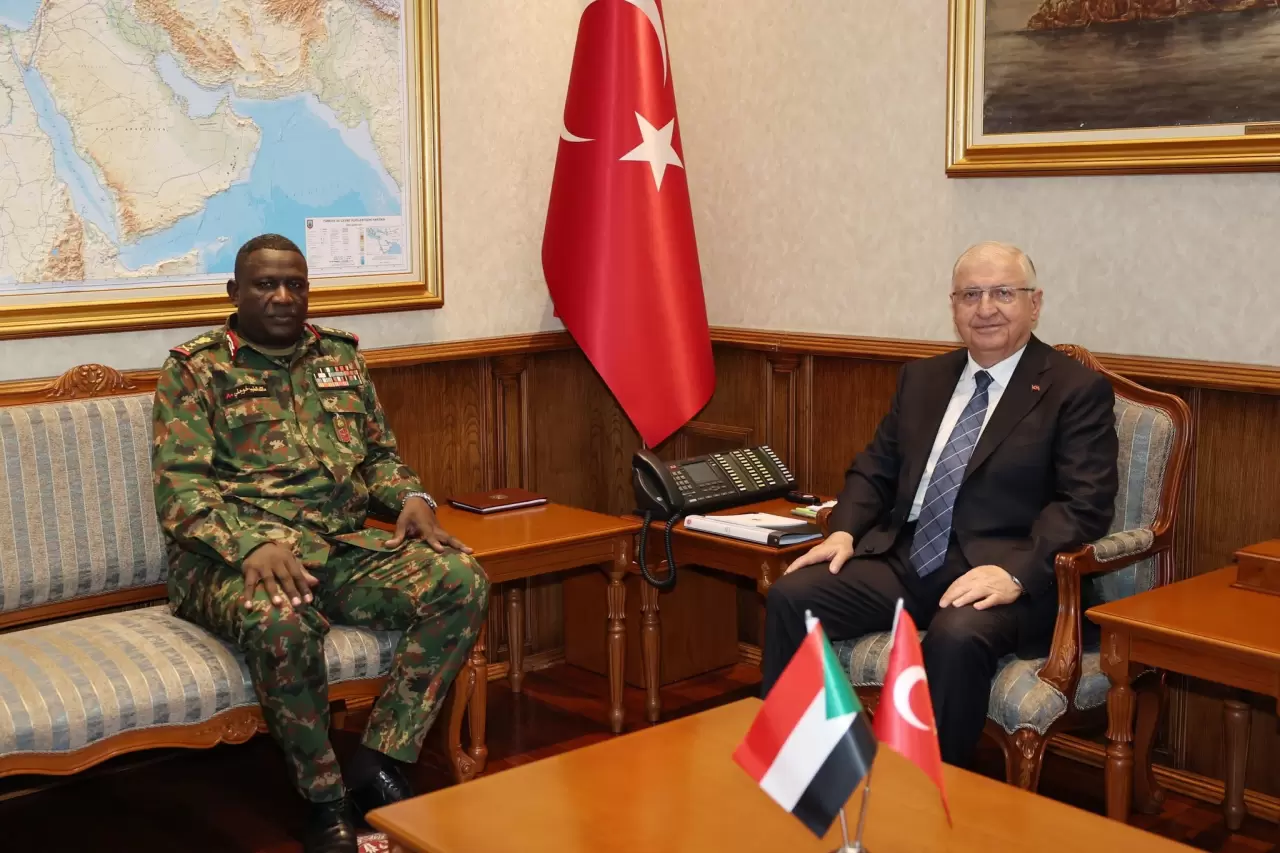 Milli Savunma Bakanı Yaşar Güler ve Sudan Kara Kuvvetleri Komutanı Korgeneral Malik Altayeb Khogali Alneil