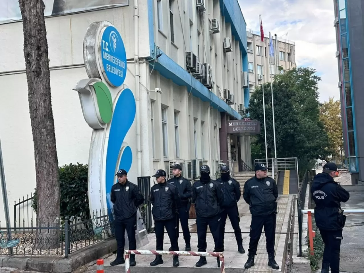 Merkezefendi Belediyesi önündeki polisler