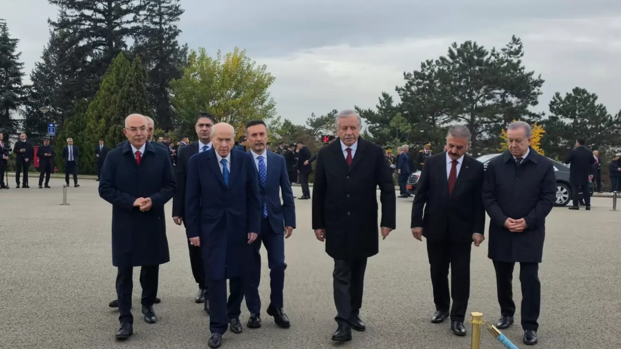 MHP Lideri Devlet Bahçeli Anıtkabir'de