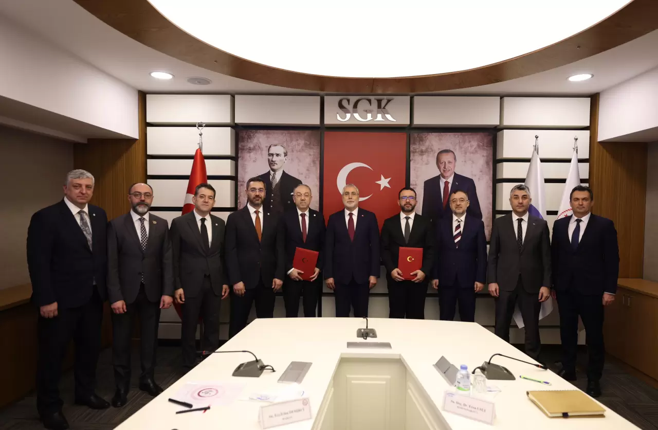 Çalışma ve Sosyal Güvenlik Bakanı Vedat Işıkhan, SGK ile Türk Eczacıları Birliği