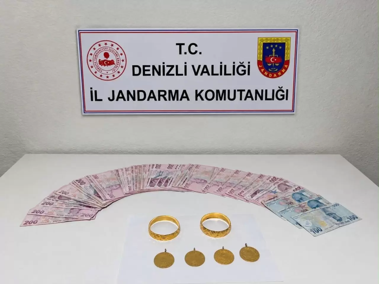 jasat'ın ele geçirdiği paralar ve altınlar
