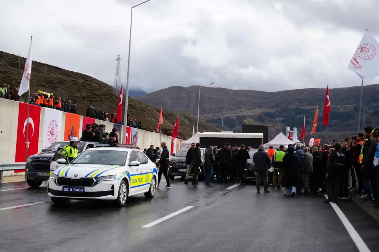 Uraloğlu, törenin ardından TOGG ile Dallıkavak Tüneli'nden geçiş yaptı