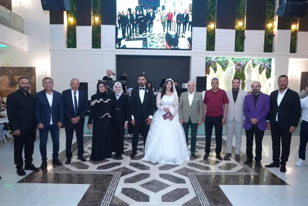 MHP'li Karakaya ve MHP teşkilatı genç çiftin nikahında bir araya geldi ...